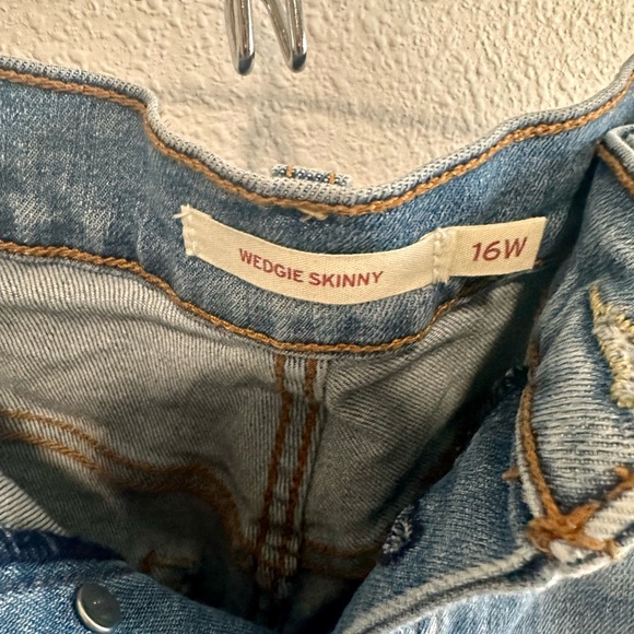 Levi’s • Wedgie Distressed Skinny Jean - Picture 2 of 6